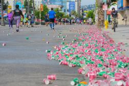 How many times have you seen paper cups and wrappers littering the sidewalk near a water stop during a running event? Those days may be numbered, as more and more events begin embracing compostable cups and official clothing, in an effort to be more sustainable. Here is the news on these and other planet-friendly initiatives increasingly being adopted